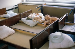 Puppen im verlassenen Kindergarten